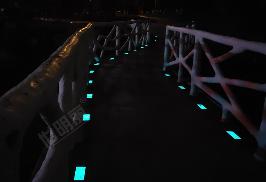 Green wisdom from inorganic self-luminous signboards that can glow all night without electricity